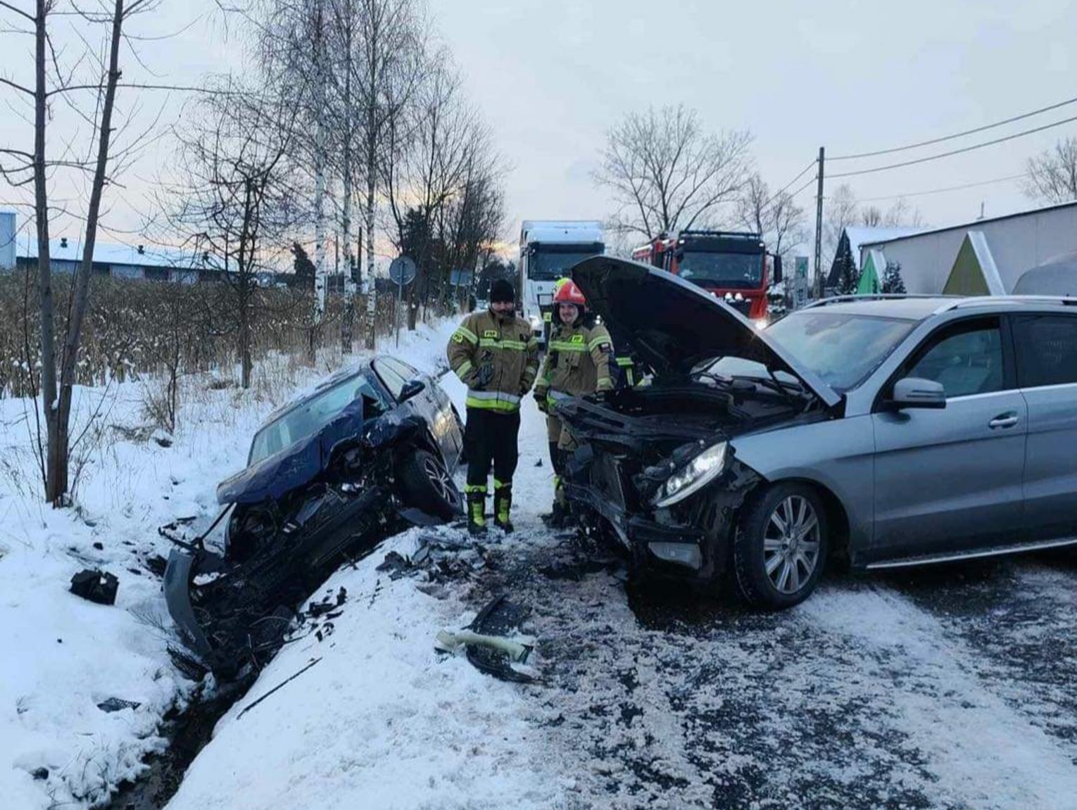 Brzezie Dwie osoby poszkodowane w zderzeniu samochodów FOTO