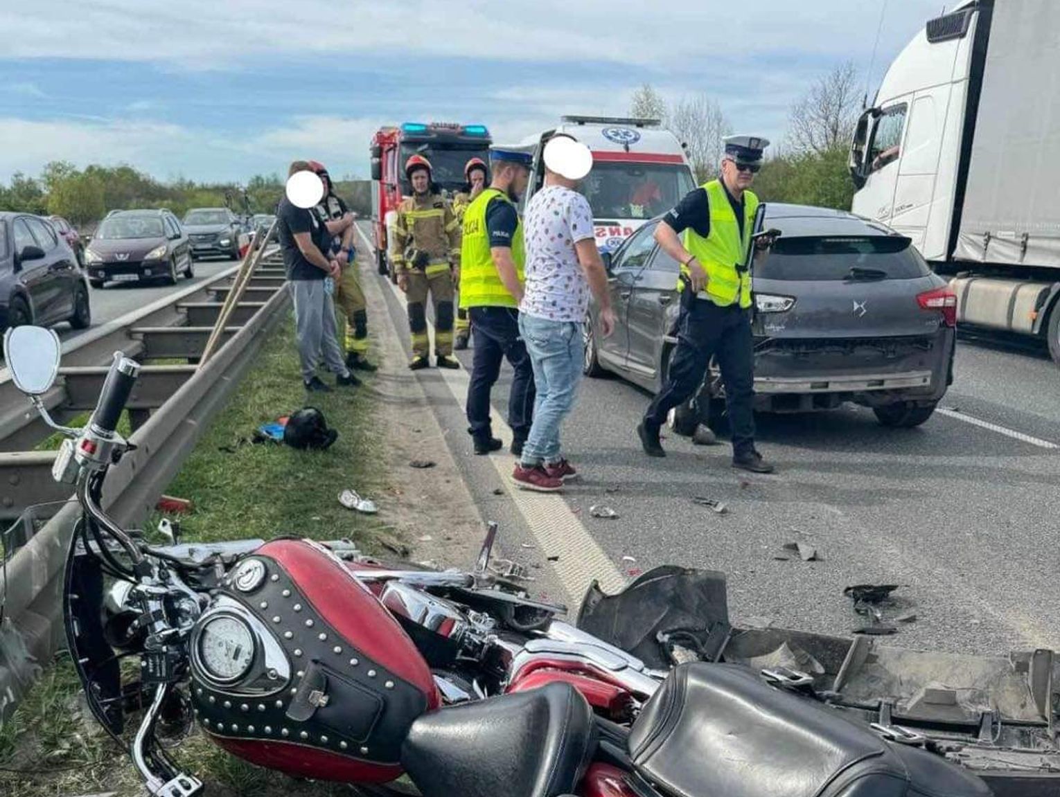 Zderzenie osobówki z motocyklem na A4 Trzy osoby ranne