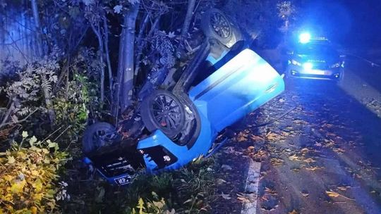 Dzianisz, powiat tatrzański, pijana pasażerka, dachowanie samochodu, 17-letni kierowca, Podhale, na sygnale, funkcjonariusze policji