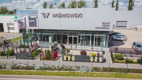 30 lat Grupy Podhale: bramy garażowe, okna i drzwi – jak uzyskać spójny design elewacji?