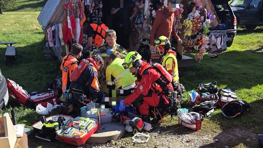 Akcja ratunkowa TOPR. Poszkodowanego zabrał śmigłowiec