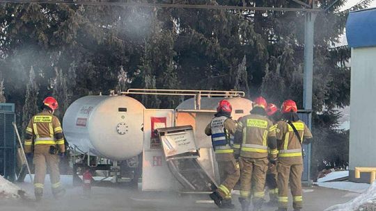 Tarnów, stacja paliw, wyciek gazu LPG, wyciek gazu pod Tarnowem, akcja służb pod Tarnowem, zastępy straży pożarnej