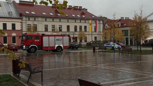 Alarmy bombowe w Olkuszu. Ewakuowano pracowników urzędu i prywatnych biur