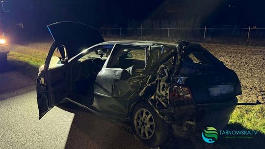 Audi uderzyło w słup w Grabnie. Gdy przyjechały służby, nikogo nie było [ZDJĘCIA]