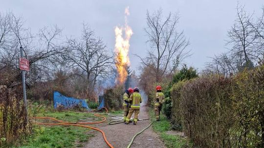 Kraków, gazociąg, na sygnale, rozszczelnienie gazociągu, akcja ratunkowa, akcja ratownicza, straż pożarna