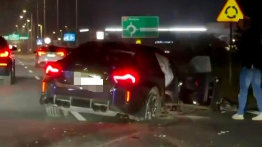 BMW uderzyło w betonowe bariery na Zakopiance w Nowym Targu. Zobacz film [WIDEO]