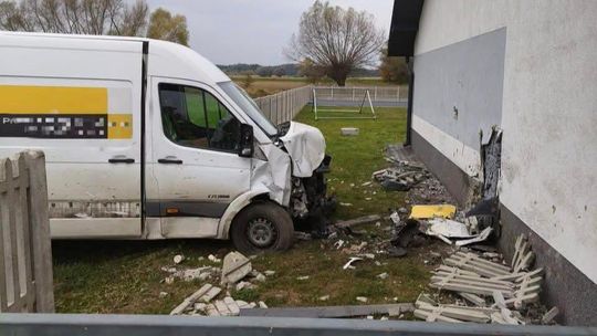 Bus uderzył w ścianę remizy OSP Zabrnie. Kierowca trafił do szpitala
