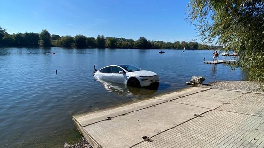 Chciał wyciągnąć łódź, utopił samochód elektryczny. Nietypowa akcja krakowskich strażaków