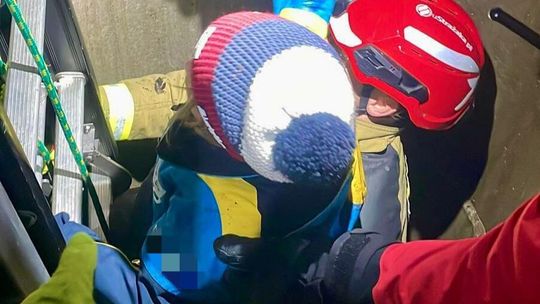 Myślenice, dziecko wpadło do studni, akcja ratunkowa, straż pożarna, strażacy, wyciąganie dziecka ze studni