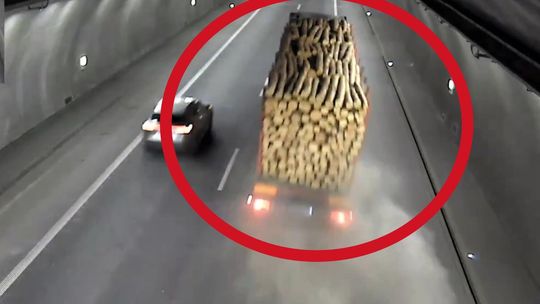 Zakopianka, tunel na Zakopiance, pęknięta opona w ciężarówce, ograniczenia w tunelu na Zakopiance, Podhale, powiat myślenicki