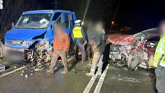 Klonów, powiat miechowski, poważny wypadek drogowy, wypadek drogowy, cztery osoby ranne, akcja ratunkowa