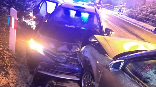 Brzozówka, powiat krakowski, Kraków, Wolbrom, powiat olkuski, czołowe zderzenie, dwie osoby ranne