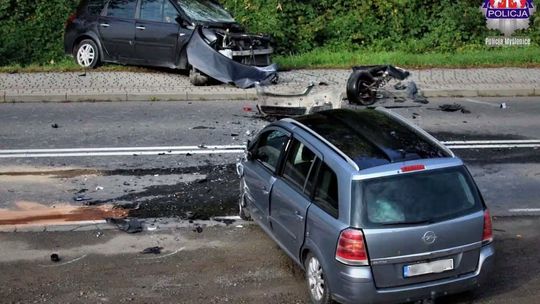 Czołowe zderzenie w Dziekanowicach. Dwie osoby trafiły do szpitala [ZDJĘCIA]