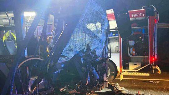 Czołowe zderzenie z udziałem autobusu MPK na DK94 w Jerzmanowicach. Są ranni [ZDJĘCIA]