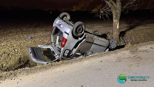 Tarnów, wypadek samochodowy, dachowanie samochodu, ranna starsza kobieta, poszkodowana starsza kobieta