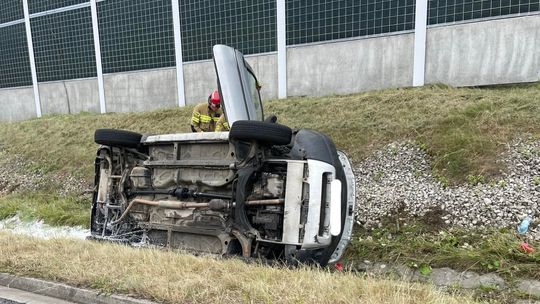A4 wypadek Sterkowiec, dachowanie A4, wypadek A4 Tarnów, utrudnienia A4 Sterkowiec, wypadek samochodowy A4