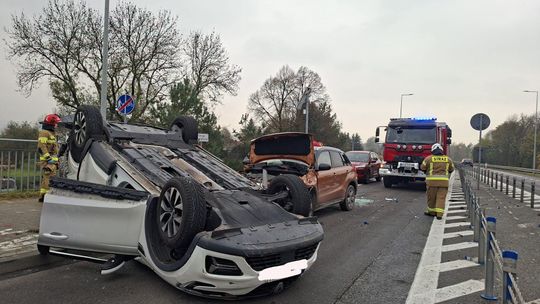 Dachowanie Renault w Łukanowicach. Trzy osoby trafiły do szpitala [ZDJĘCIA]