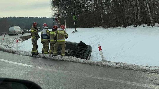 Zakopane, Chabówka, Zakopianka, dk7, dachowanie samochodu osobowego na Zakopiance, na sygnale, wypadek drogowy