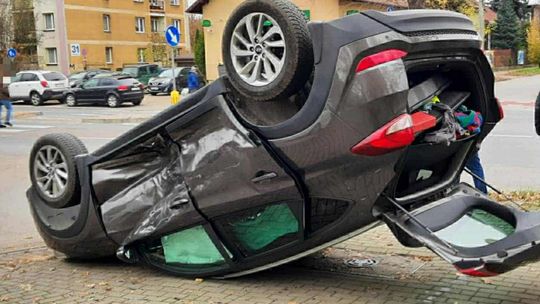 Tarnów, dachowanie w Tarnowie, wypadek samochodowy, dachowanie samochodu osobowego, akcja ratunkowa