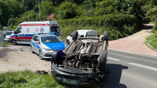 wypadek Księcia Józefa Kraków, wypadek samochodowy Kraków, samochód na dachu Kraków, utrudnienia w ruchu Kraków, wypadek komunikacyjny Kraków