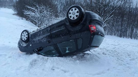 Gruszowiec, droga krajowa DK28, powiat limanowski, na sygnale, dachowanie samochodu, zdarzenie drogowe