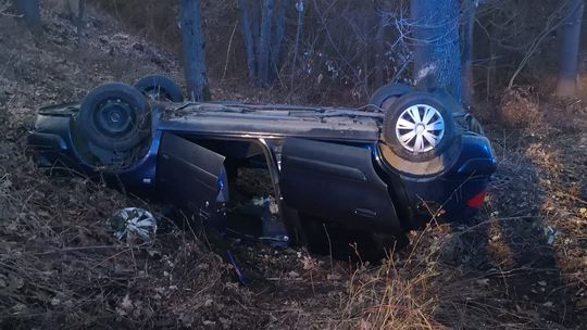 Dachowanie w Szczepanowie: Poważny wypadek na trasie do Przyborowa i blokada drogi [FOTO]