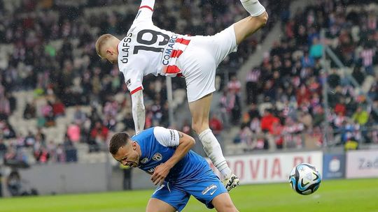 Na zdjęciu walczący o piłkę piłkarze Cracovii i Puszczy Niepołomice podczas Derbów Małopolski