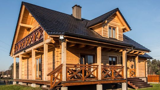 Dom z bali na działce rekreacyjnej – jakie decyzje warto podjąć przed wyborem projektu?