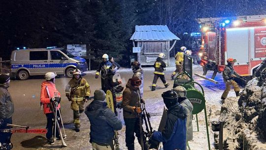 Rzyki, stacja narciarska, wyciąg krzesełkowy zatrzymał się, dramatyczna akcja ratunkowa, narciarzy uratowani, Beskid Mały, na sygnale