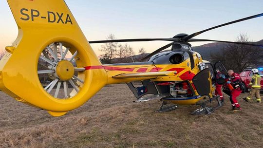 Dobra, pożar traw, powiat limanowski, na sygnale, akcja ratunkowa, Lotnicze Pogotowie Ratunkowe, śmigłowiec LPR