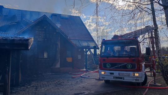 Mokrzyska, powiat brzeski, pożar wiaty, pożar w powiecie brzeskim, pożar dachu budynku mieszkalnego, akcja straży pożarnej, na sygnale