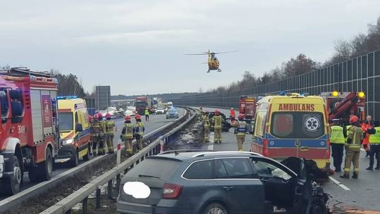 Autostrada A4, Tarnów, wypadek drogowy, akcja ratunkowa, śmigłowiec LPR, Lotnicze Pogotowie Ratunkowe