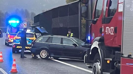 Duże utrudnienia na zakopiance w Stróży. BMW uderzyło w barierki