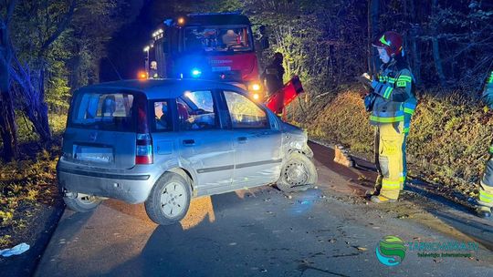 Fiat w rowie w Rychwałdzie. W samochodzie znaleziono pijanego mężczyznę [FOTO]