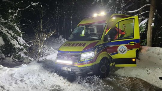 Sidzina, powiat suski, karetka pogotowia ugrzęzła w śniegu, strażacy z OSP Sidzina, straż pożarna, akcja ratownicza