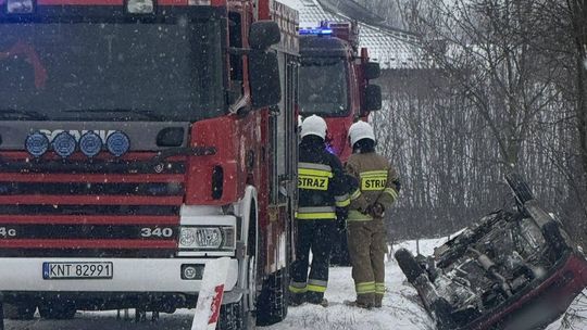 Trute, powiat nowotarski, Gmina Nowy Targ, dachowanie samochodu w miejscowości Trute, na sygnale, wypadek drogowy, dachowanie osobówki