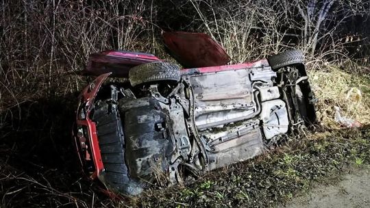 Skrzydlna, wypadek samochodowy, wypadek drogowy, dachowanie samochodu, dachowanie samochodu w powiecie limanowskim