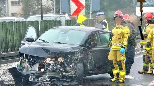 Jawornik, Zakopianka, powiat myślenicki, Myślenice, akcja ratunkowa, wypadek drogowy, wypadek samochodowy, samochód uderzył w bariery energochłonne