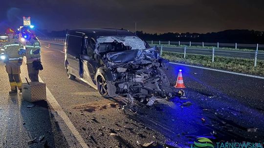 Groźne zderzenie na obwodnicy Tarnowa. Ford roztrzaskany, kierowca miał dużo szczęścia [FOTO]