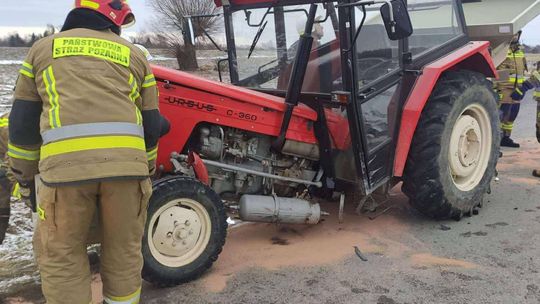 Zabrnie, ciągnik rolniczy, na sygnale, akcja ratunkowa, wypadek drogowy, zderzenie ciągnika rolniczego z samochodem osobowym, wypadek w powiecie dąbrowskim