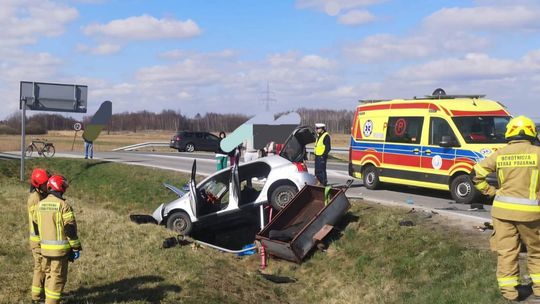 Groźny wypadek dwóch aut na DW768 w Niedzieliskach. Trzy osoby w szpitalu [FOTO]
