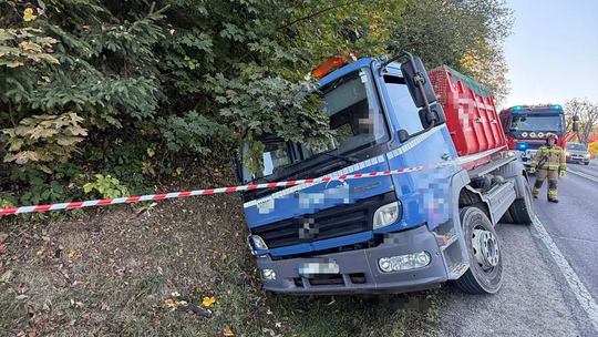 Groźny wypadek na Ustupie w Zakopanem. Ciężarówka wpadła do fosy
