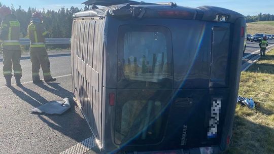 Groźny wypadek na Zakopiance! Bus dachował w Rdzawce, kierowców czekają utrudnienia [ZDJĘCIA]