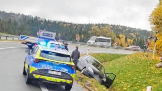 Groźny wypadek na Zakopiance. Samochód wpadł do rowu na „patelniach”