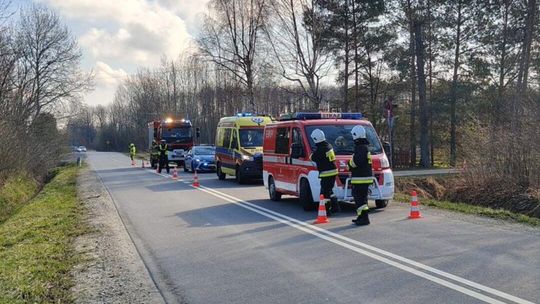 Delastowice, wypadek drogowy, zderzenie samochodu osobowego ze skuterem, wypadek w powiecie Dąbrowskim, jedna osoba w szpitalu, na sygnale