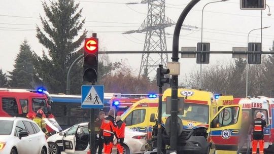 Kraków, Nowohucka, Saska, na sygnale, wypadek drogowy, akcja ratunkowa, akcja ratownicza