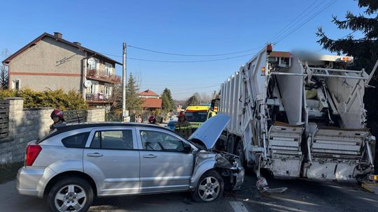 Mokrzyska, powiat brzeski, Brzesko, zderzenie samochodu osobowego z ciężarówką, zderzenie samochodu osobowego ze śmieciarką, zderzenie ze śmieciarką, na sygnale, akcja ratunkowa