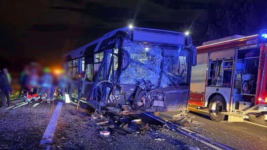 Groźny wypadek z udziałem autobusu MPK na DK94 w Jerzmanowicach. Cztery osoby w szpitalu [FOTO]