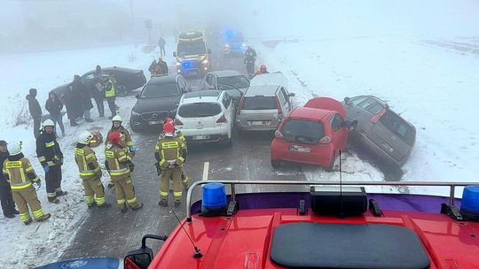 Dąbrowa Tarnowska, powiat dąbrowski, karambol w powiecie Dąbrowskim, karambol 6 samochodów, zderzenie 6 samochodów