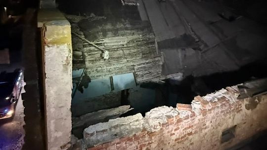 Kraków, ulica Grzegórzecka, dach kamienicy zawalił się na ulicy Grzegórzeckiej w Krakowie, dach kamienicy zawalony w Krakowie, akcja służb w Krakowie